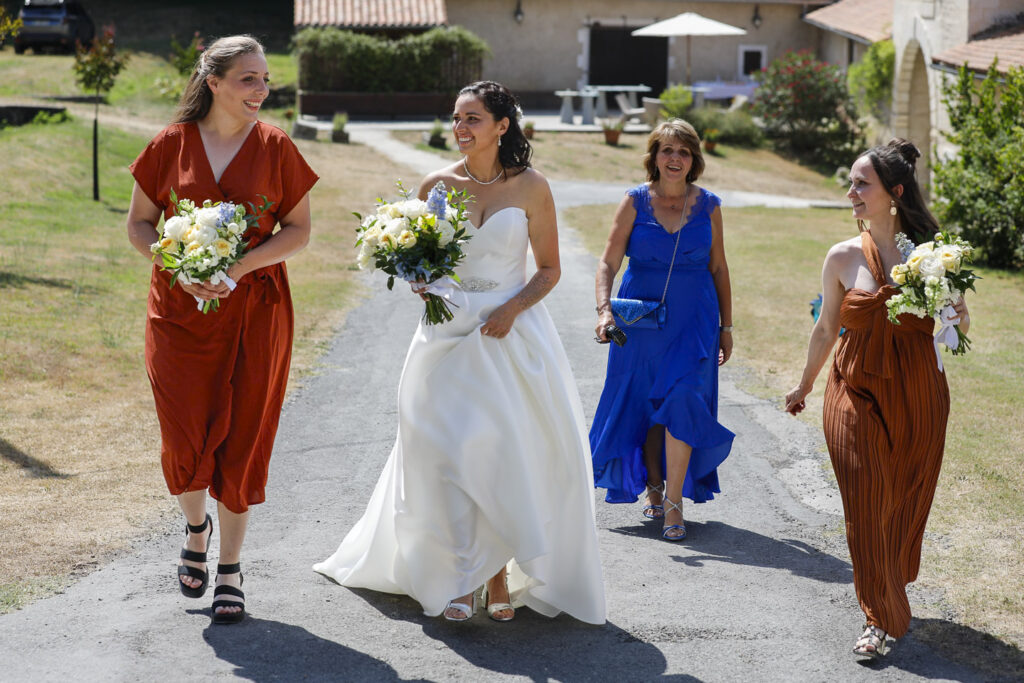 La mariée, ses témoins et sa maman se prépare avant la cérémonie laïque