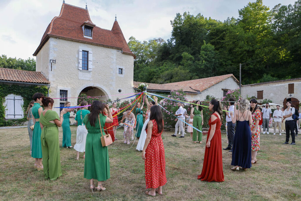 Beaucoup d'enthousiasme lors di jeu du ruban autour de la mariée