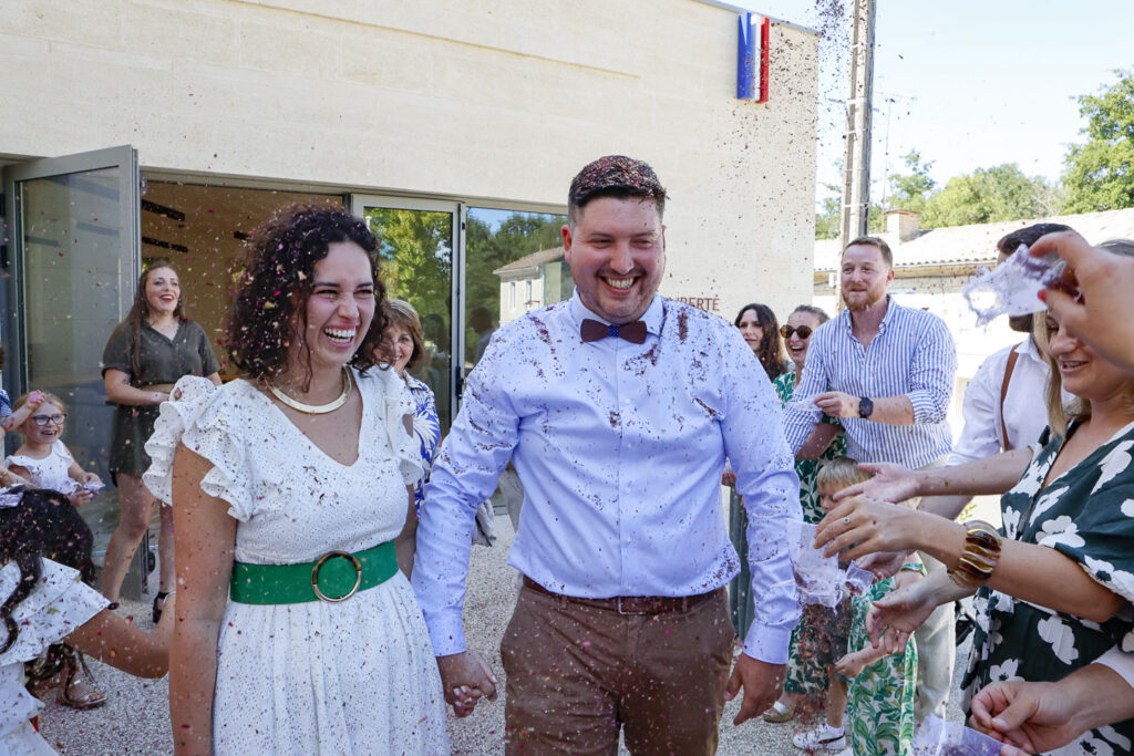 Sortie euphorique de la mairie de Porchères pour les mariés
