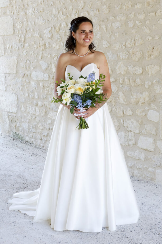 Superbe mariée photographiée juste avant la cérémonie laïque
