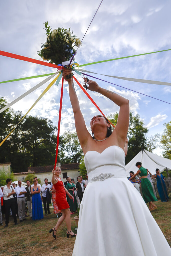 Beaucoup d'enthousiasme lors di jeu du ruban autour de la mariée