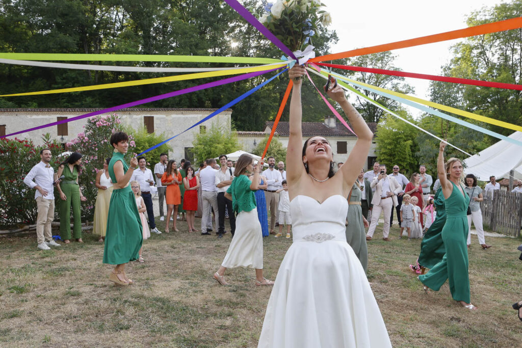 Beaucoup d'enthousiasme lors di jeu du ruban autour de la mariée