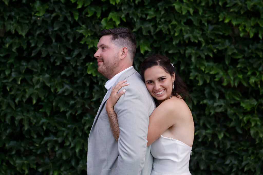 Photo de couple posée en fin de journée