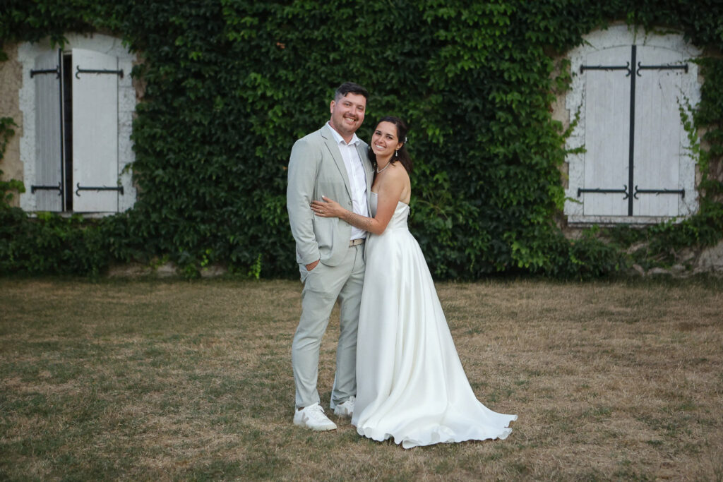 Photo de couple posée en fin de journée