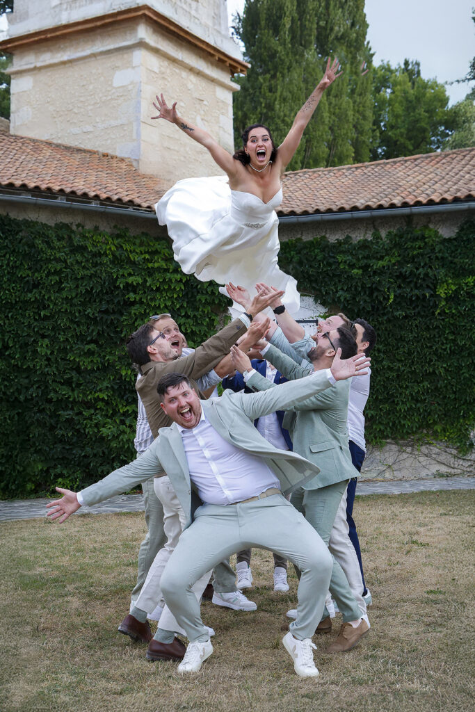 Photo de groupe complètement folle avec les mariés
