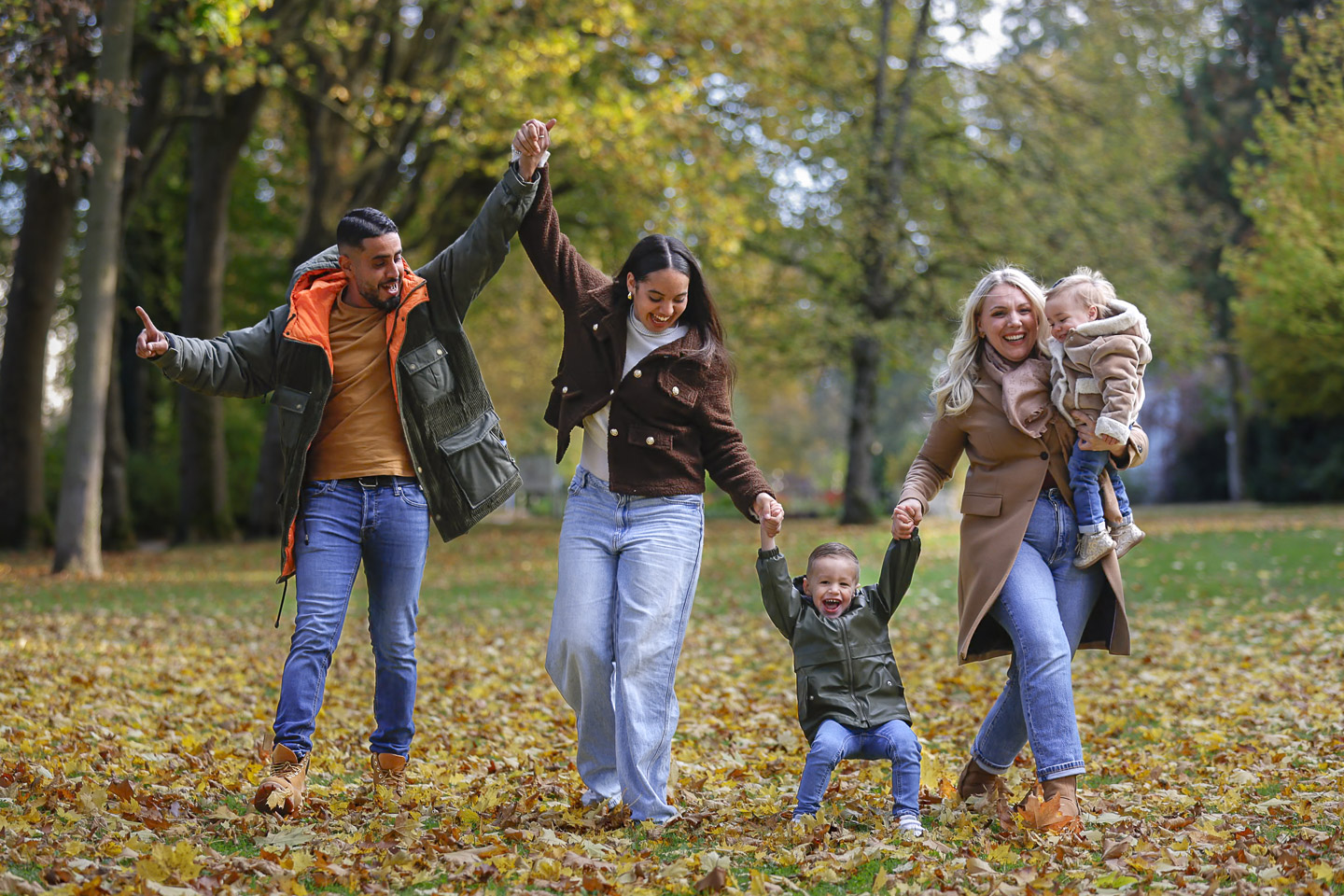 Seance-photo-lifestyle-famille-marche-foret